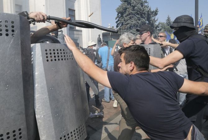 Глава МВД Украины: в Киеве задержали около 30 протестующих