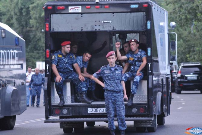 На проспекте Баграмяна полиция Армении задержала трех граждан за нарушение 
общественного порядка