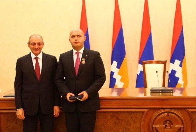Бако Саакян наградил Армена Ашотяна медалью «Вачаган Барепашт»
