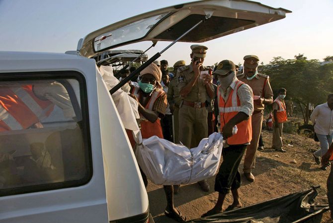 В результате падения автобуса в ущелье на севере Индии 18 человек погибли, 15 ранены