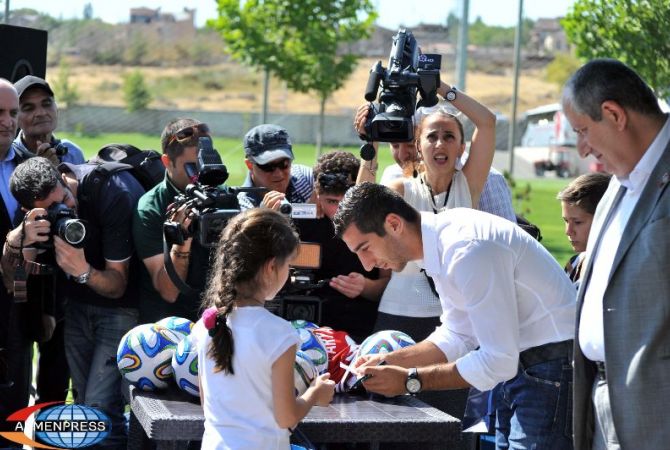 Henrikh Mkhitaryan presented children with T-shirts and balls with his signatures
