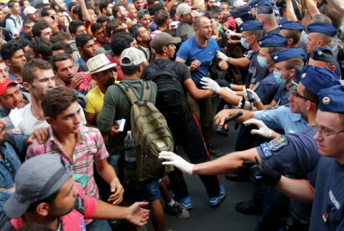 Премьер Венгрии осудил миграционную политику ЕС