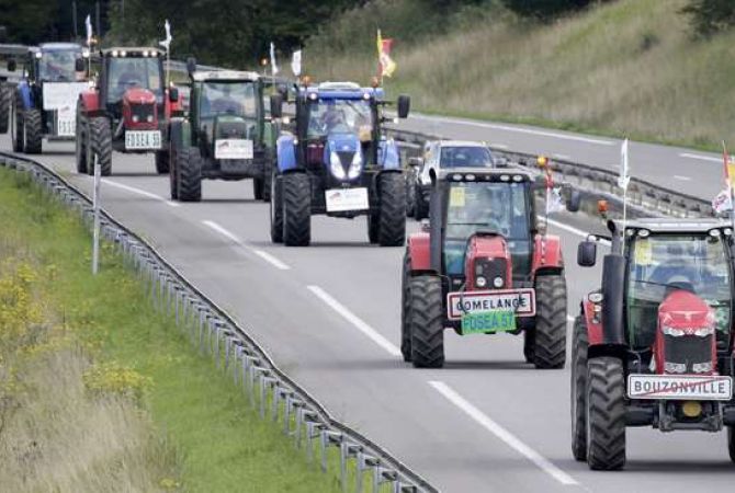 Колонна фермеров на тракторах протестует в Париже