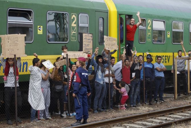 На железнодорожных станциях в Венгрии "продолжаются хаос и неразбериха" из-за 
мигрантов