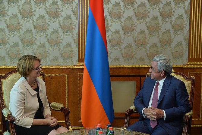 Президент Армении высоко оценил сотрудничество посла Великобритании с 
гражданским обществом Армении