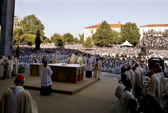  Свыше 25 тыс. человек присутствовали на мессе, которую отслужил папа римский в 
Вашингтоне 