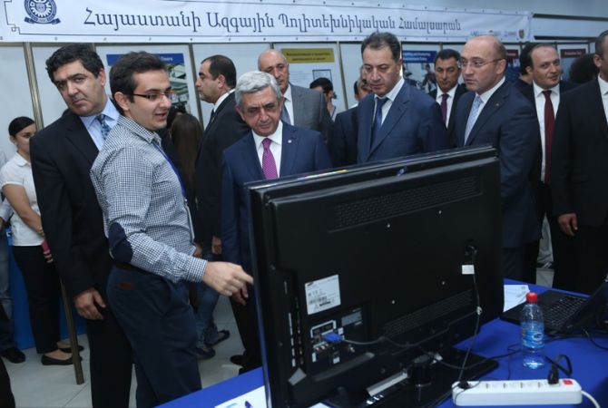  Նախագահ Սարգսյանն այցելել է «ԴիջիԹեք էքսպո-2015» տեխնոլոգիական ցուցահանդես