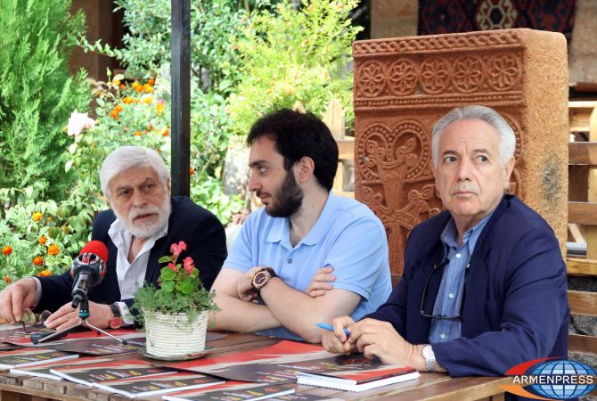 Первый  международный  фестиваль этнографических фильмов  «Абрикосовое  дерево» 
собрал в Ереване режиссеров из 10 стран