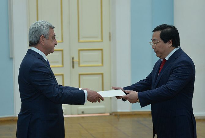  Президенту Армении вручил свои верительные грамоты новый посол Социалистической 
Республики Вьетнам 