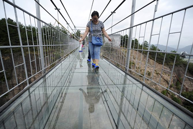 СМИ: стеклянный мост над пропастью в Китае треснул под ногами туристов
