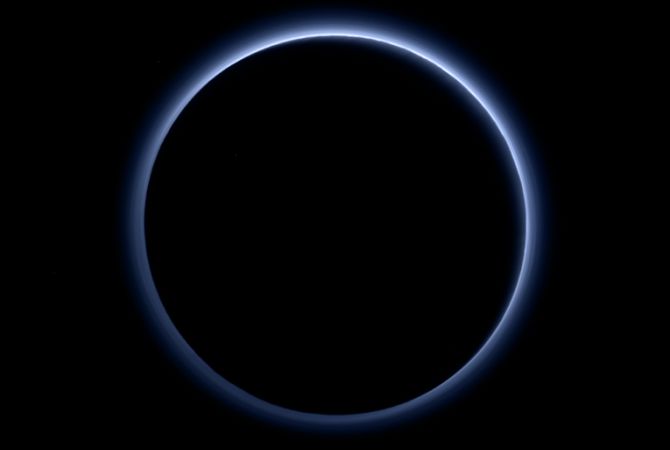 New Horizons сфотографировал голубое небо Плутона
