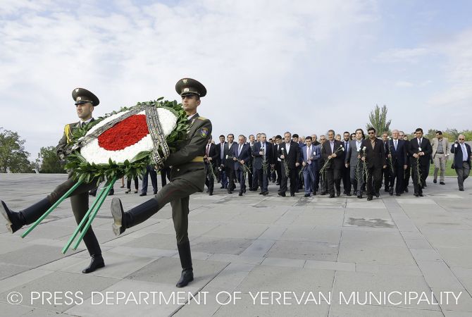 Члены прибывших  в Ереван официальных делегаций почтили память жертв Геноцида 
армян 