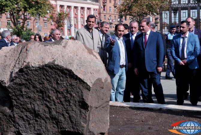 Արևմտյան Հայաստանի սեպագիր արձանագրությունների կրկնօրինակները Երևանում 
ցուցադրվում են բացօթյա
