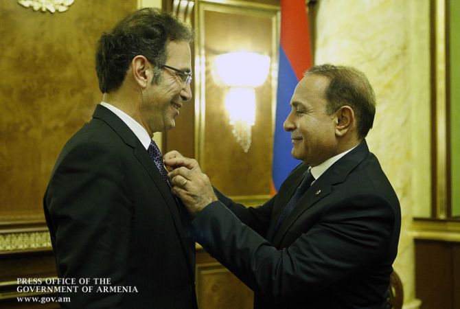 Овик Абрамян наградил вице-президента компании «Майкрософт» Ваге Торосяна 
памятной медалью премьер-министра Армении 