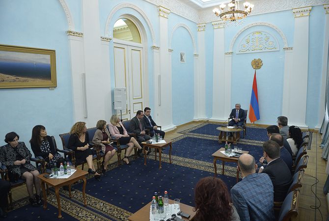  Президент Армении принял группу врачей из США, оказывающих медицинскую помощь 
населению приграничных населенных пунктов Тавушской области
 
