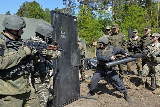 США начали готовить армейские батальоны на Украине