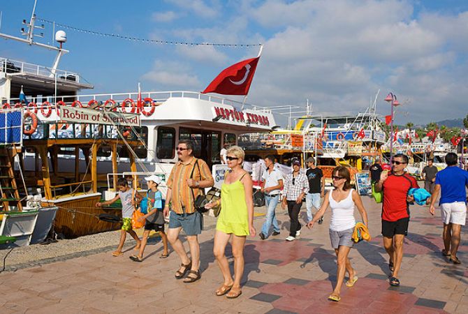 Ростуризм решил пока не эвакуировать туристов из Турции