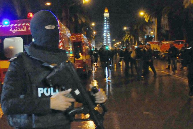 СМИ: в Тунисе введен режим ЧП и комендантский час после теракта