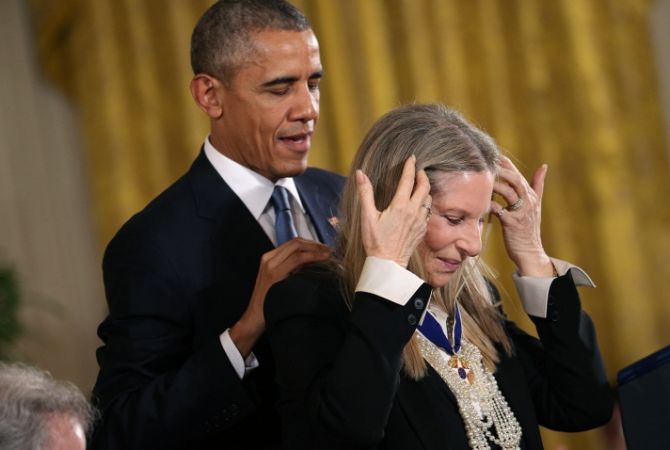 Обама вручил Барбре Стрейзанд и Стивену Спилбергу высшую гражданскую награду 
США