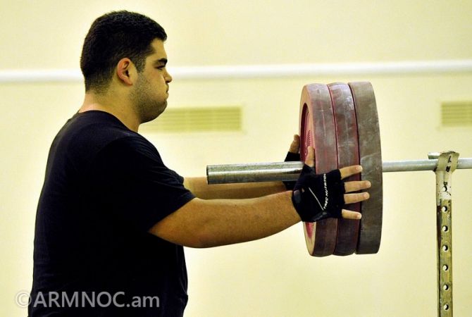 Член мужской сборной Армении по тяжелой атлетике Гор Минасян доволен своим 
результатом
