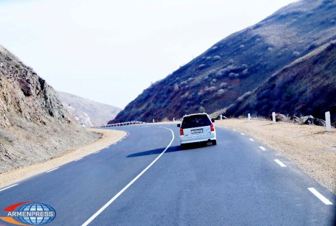 На 20-м километре автодороги Капан-Ереван перевернулся грузовой автомобиль: погиб 
один человек
