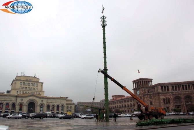 На Площади Республики в Ереване начались работы по установке главной новогодней 
елки