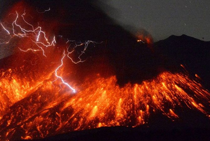 В 50 километрах от АЭС в Японии началось извержение вулкана