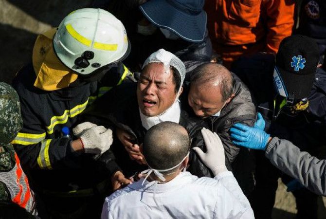 На Тайване из-под завалов после землетрясения спасены два человека