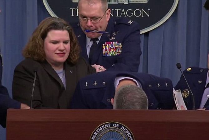 Генерал ВВС США упал в обморок, выступая перед журналистами