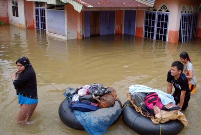 Власти Индонезии ввели режим ЧП в трех провинциях Суматры из-за сильных 
наводнений