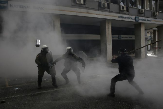 СМИ: греческая полиция применила слезоточивый газ против протестующих в Афинах 
фермеров