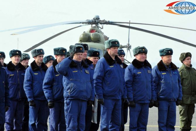 В Армении в день открытых дверей молодые летчики показали высший  пилотаж на 
современных истребителях и вертолетах 