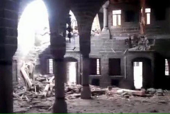 Вследствие столкновений в Диарбекире значительно повреждена армянская церковь Св. 
Саргиса