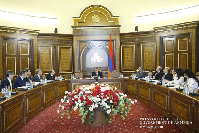  Глава правительства призвал министра градостроительства Армении к нестандартным, 
смелым, но обоснованным решениям 