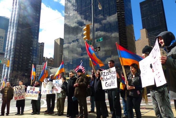  Представители армянской  общины  Нью-Йорка провели акцию протеста у постпредства  
Азербайджана в ООН 