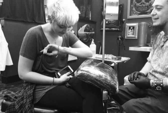  Дочь Майкла Джексона сделала татуировку в память об отце 