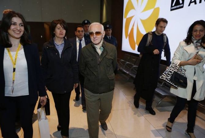  В Армению прибыл всемирно известный шансонье, посол Армении в Швейцарии Шарль 
Азнавур 