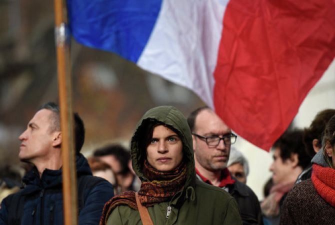  Подавляющее большинство французов опасаются социального взрыва в стране 