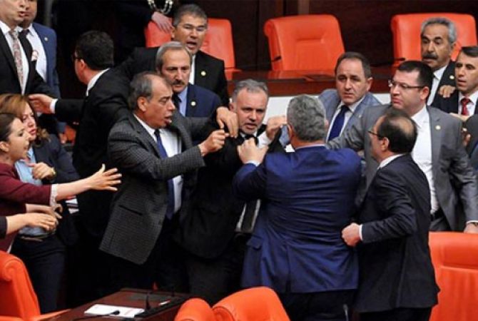 Потасовка между турецкими и курдскими депутатами в турецком Меджлисе