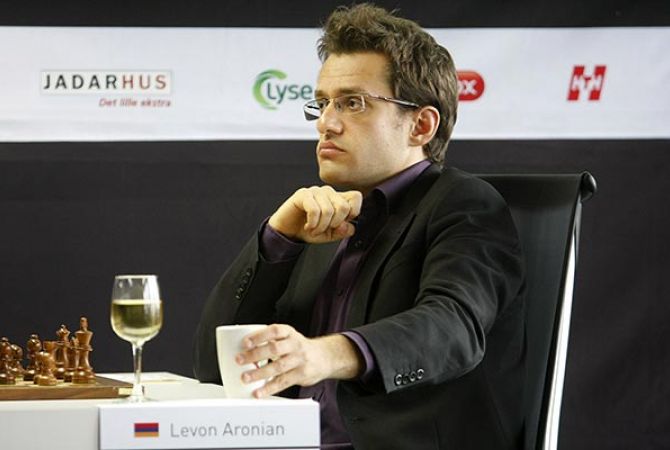 Aronian defeats Carlsen and leads the standings