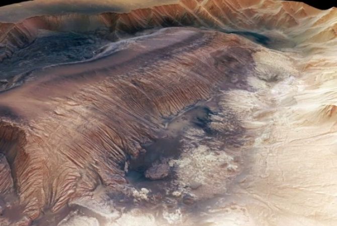 Ученые нашли следы кипящей воды в загадочных темных линиях на Марсе
