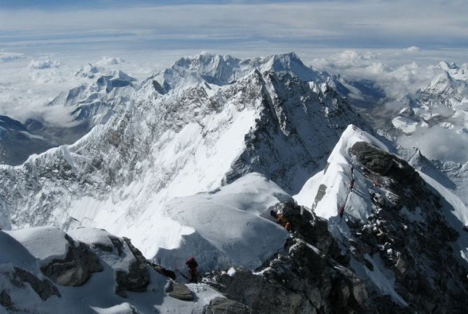  СМИ: словацкие альпинисты попали под лавину при восхождении на Джомолунгму 