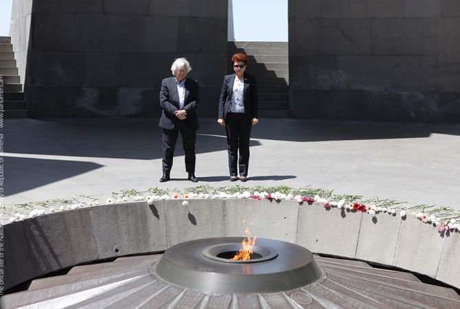  Депутат  Европарламента  посетил  Мемориал Геноцида армян 
