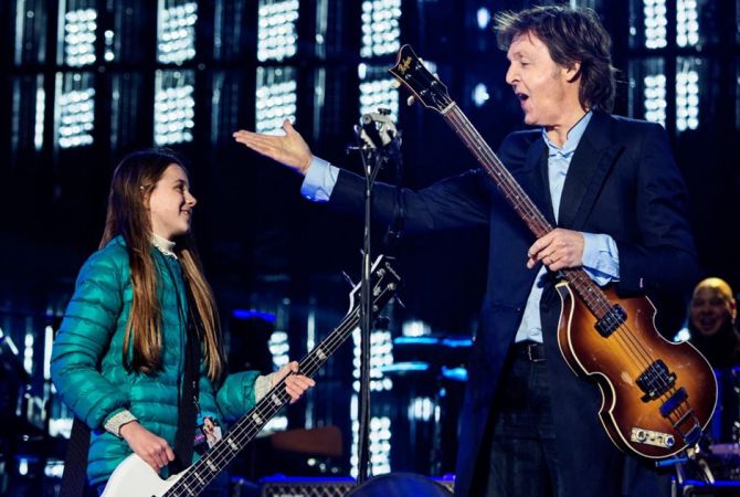 Տասնամյա աղջնակը բաս-կիթառ է նվագել Մաքքարթնիի հետ