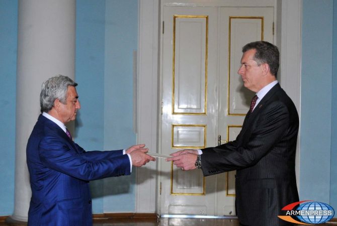 Newly appointed Ambassador of Australia presents his credentials to Armenian President