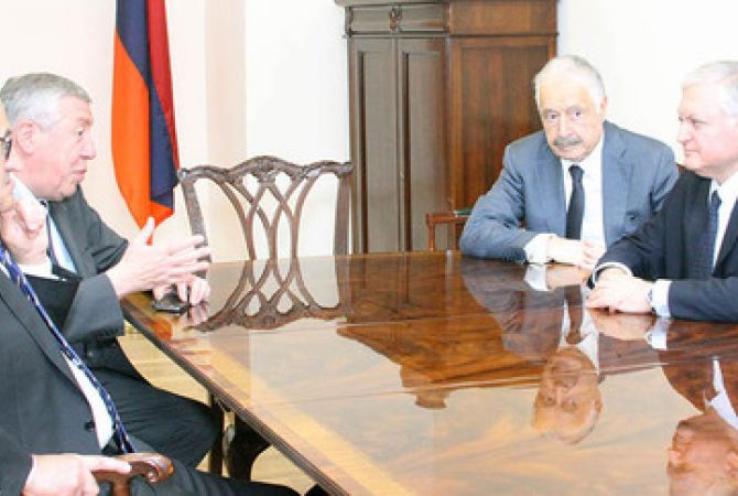 Французские парламентарии Рене Руке и Франсуа Рошблуан продолжат вносить свой 
вклад в исключительно мирное урегулирование нагорно-карабахского конфликта