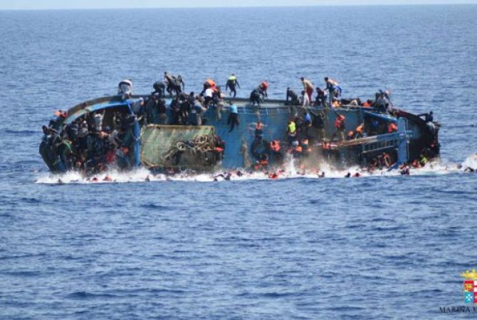 Перевернувшуюся лодку с мигрантами засняли на видео