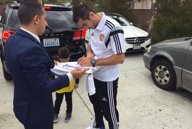 Henrikh Mkhitaryan greeted by fans in Los Angeles