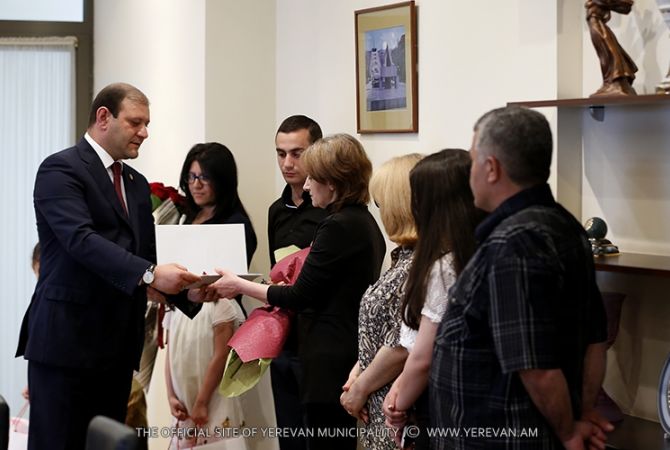 Мэр Еревана вручил ключи от новых квартир семьям погибших в начале апреля на 
передовой военнослужащих