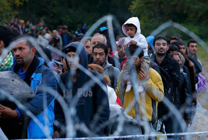 Europe migrant crisis: Mediterranean arrivals in 2016-194,611